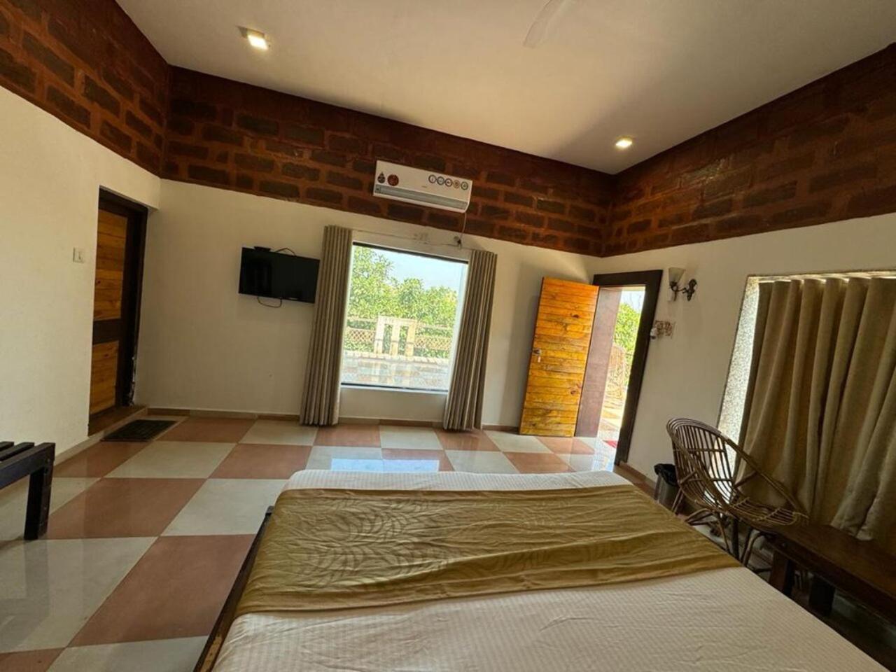 Gir Lions Paw Resort With Swimming Pool Гирский лес Экстерьер фото