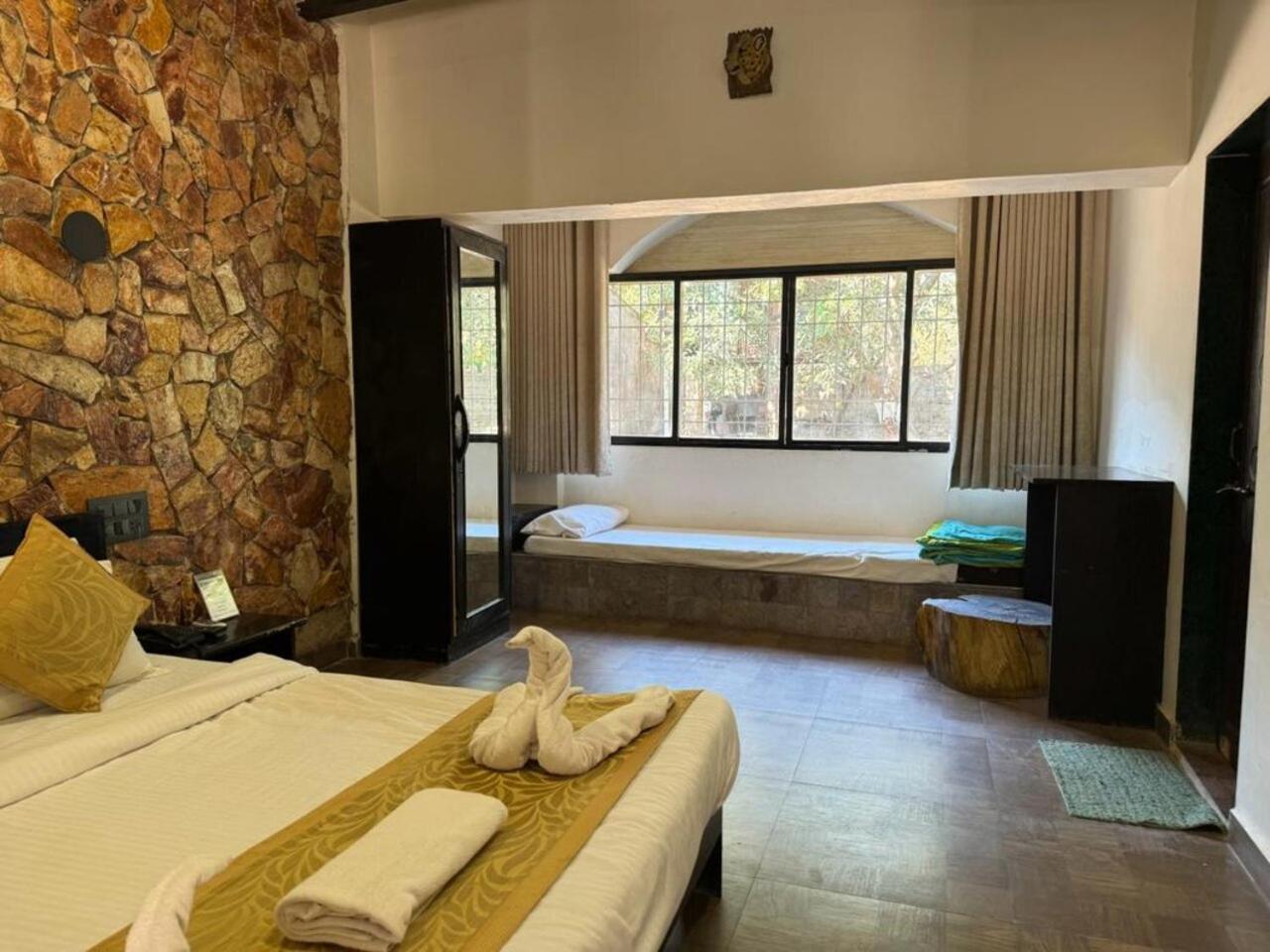 Gir Lions Paw Resort With Swimming Pool Гирский лес Экстерьер фото