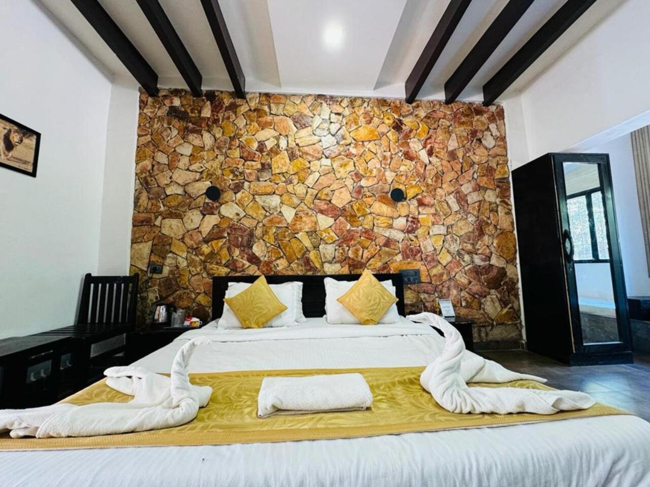 Gir Lions Paw Resort With Swimming Pool Гирский лес Экстерьер фото